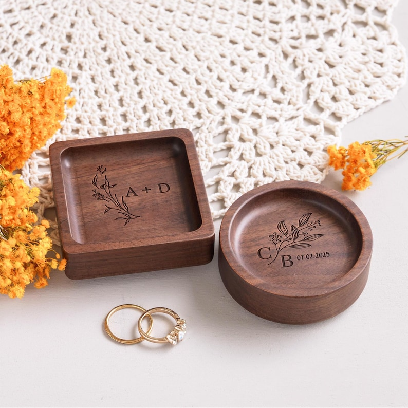 Birth Flower Ring Dish for Bridesmaids, Personalized Engagement Gift, Wooden Ring Holder for Her, Bridesmaid Gifts, Bridal Party Gift