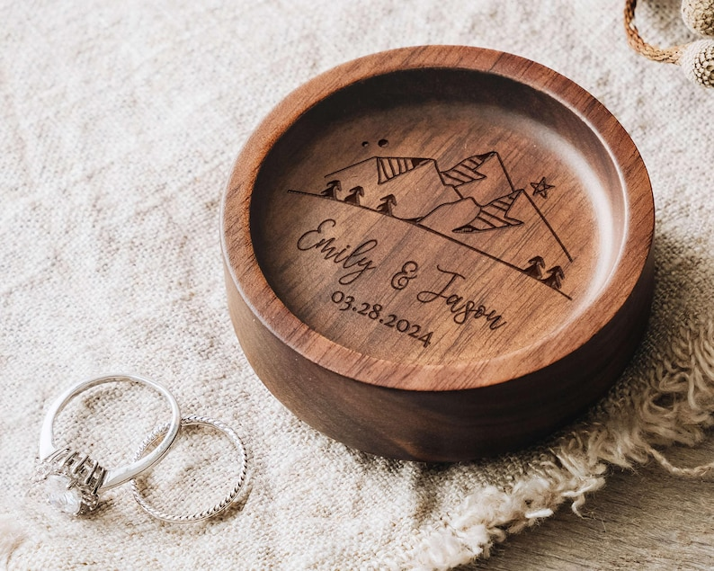 Birth Flower Ring Dish for Bridesmaids, Personalized Engagement Gift, Wooden Ring Holder for Her, Bridesmaid Gifts, Bridal Party Gift