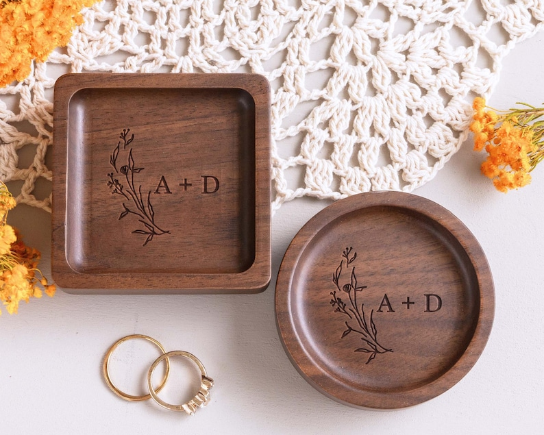 Birth Flower Ring Dish for Bridesmaids, Personalized Engagement Gift, Wooden Ring Holder for Her, Bridesmaid Gifts, Bridal Party Gift