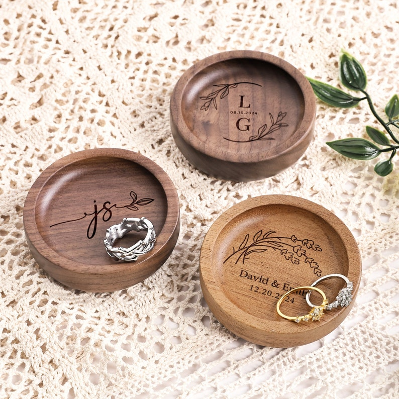 Personalized Wooden Ring Dish, Custom Round Wood Ring Dish, Engagement Ring Holder, Wedding Gift for Couple, Round Jewelry Tray